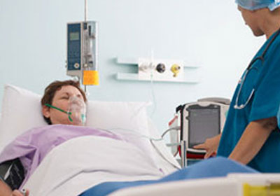   مصر اليوم - نزع الأجهزة عن امرأة مصابة بسكتة دماغية بأمر قضائي