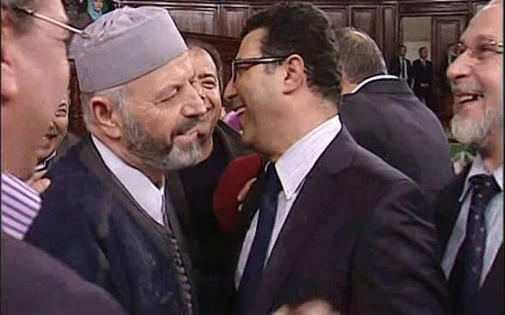   مصر اليوم - لهذه الأسباب خرجت الأمور عن السيطرة وهدّد جمعة بالإستقالة