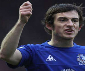   مصر اليوم - مدرب إيفرتون سعيد بتجديد التعاقد مع لايتون باينز