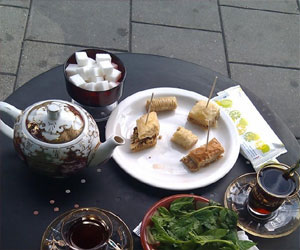   مصر اليوم - خادمة آسيويّة تضع المُخدّر لعائلة في الشاي وتسرق المنزل