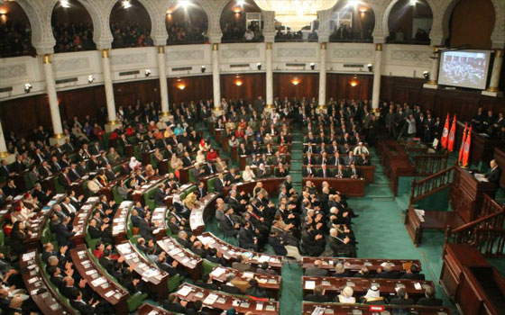   مصر اليوم - المرزوقي والعريض وبن جعفر يوقعون على الدستور التونسي ويؤكدون على الوفاء لشهداء الثورة