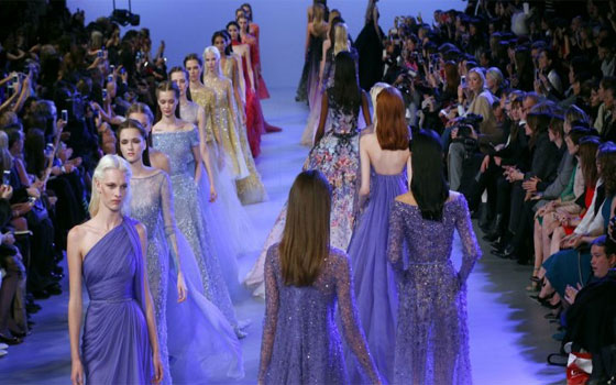   مصر اليوم - أزياء إيلي صعب المزهرة والأنيقة تسحر باريس بأناقتها وروعتها