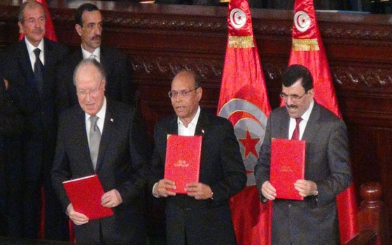   مصر اليوم - المرزوقي والعريض وبن جعفر يوقعون على الدستور التونسي الجديد