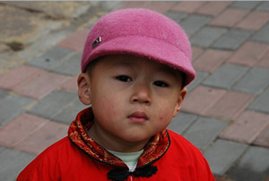 مصر اليوم - اعتقال صيني ترك ابنه في متجر وهدد بقتله إن عاد إليه