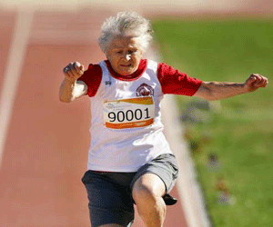   مصر اليوم - كندية فوق التسعين تتحدى نظرية الوهن مع تقدم العمر