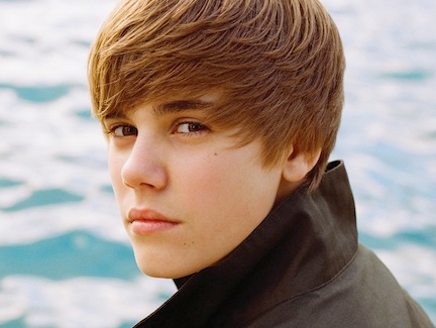 مصر اليوم - بيبر يفتن الفتيات على شاطئ في بنما