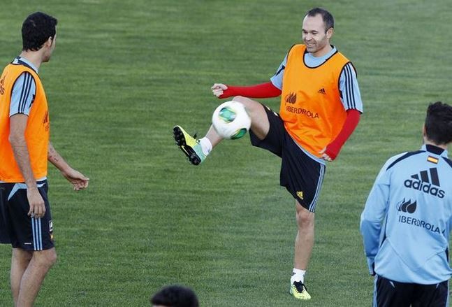 مصر اليوم - عودة إنييستا و بويول لمران برشلونة استعداداً لمواجهة ليفانتي