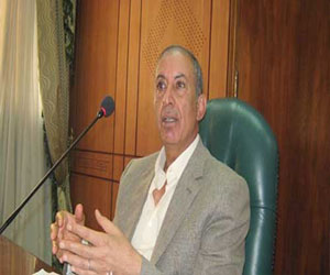 مصر اليوم - محافظ البحر الأحمر يناقش تعديل خطة تطوير المناطق العشوائية