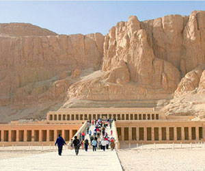 مصر اليوم - مطار الأقصر يستقبل 4 رحلات شارتر تحمل 441 سائحًا ألمانيًا