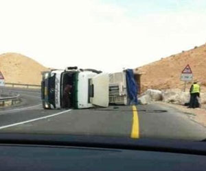 مصر اليوم - إصابة 4 أشخاص اثر تدهور شاحنة في الأردن