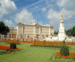 مصر اليوم - مطالبة ملكة بريطانيا بفتح قصر باكنغهام أمام الزوّار