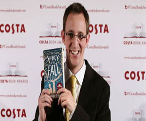 مصر اليوم - صدمة السقوط تفوز بجائزة كوستا لعام 2013