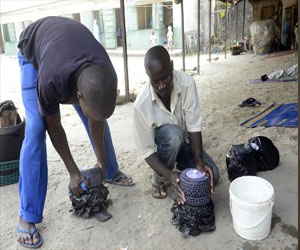   مصر اليوم - الجيل الجديد في نيجيريا يتجاهل القبعة التقليدية