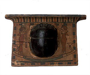 مصر اليوم - ضبط جعران أثري بحوزة شخصين في الإسكندريّة