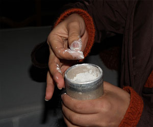   مصر اليوم - لصة حامل تطلب إذن الشرطة لتعاطي الهيرويين