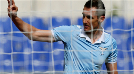   مصر اليوم - كلوزة في مفاوضات لتجديد عقده مع لاتسيو