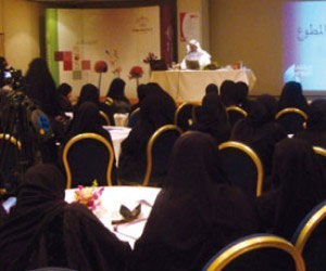   مصر اليوم - الهلال الأحمر يكرم القسم النسائي للندوة العالمية في جدة