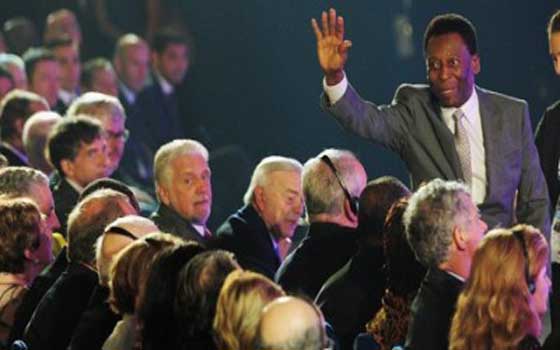   مصر اليوم - البرازيليّ بيليه يفتتح بطولة كوبا كوكاكولا لاكتشاف المواهب في مصر