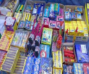   مصر اليوم - ضبط 80 ألف صاروخ وألعاب نارية بحوزة عاطل في سوهاج