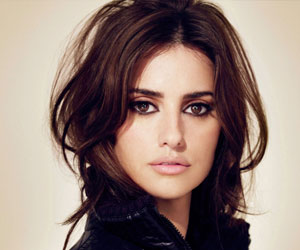   مصر اليوم - النجمة بينيلوب كروز استمرت ترضع ابنها لمدة 13 شهرًا