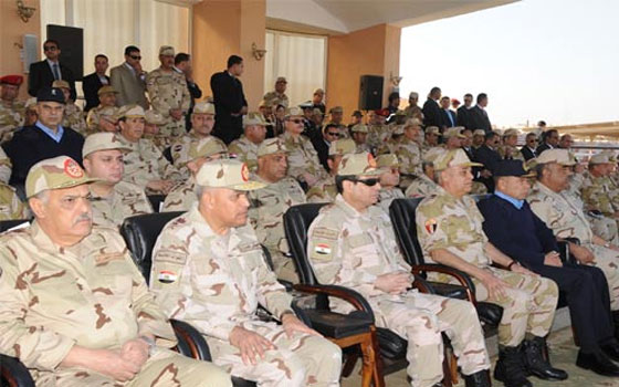   مصر اليوم - سياسيُّون يفتحون النار على التيَّار الشعبيِّ بعد هجومه على بيان الجيش