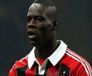   مصر اليوم - تغريم بالوتيلي بسبب تصرّف غير أخلاقيّ 10 ألاف يورو