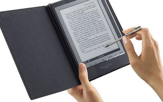   مصر اليوم - كتاب إلكتروني يرتديه القارئ ينقل المشاعر والأحاسيس الحقيقية