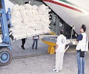   مصر اليوم - وصول طائرة محملة بالأدوية والأغذية إلى أوباري