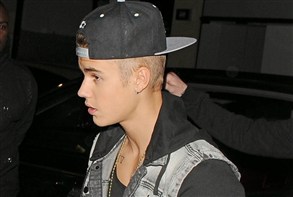   مصر اليوم - جاستن بيبر يسلم نفسه للشرطة بعد تقارير عن اتهامه بالاعتداء