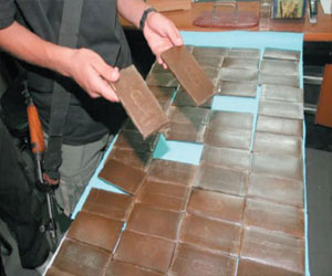 مصر اليوم - ضبط 9 قطع حشيش و76 قرصًا بحوزة عاطل في الغردقة