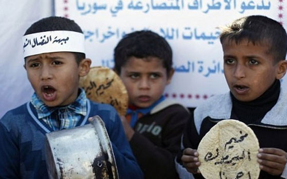   مصر اليوم - الدفعة الثانيّة من المساعدات الغذائيّة تصل إلى سكان مخيّم اليرموك في دمشق