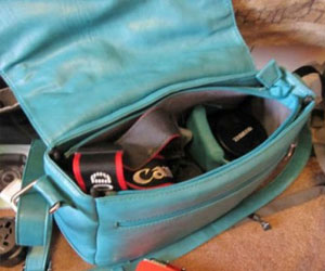   مصر اليوم - احد الباعة في الهند سرق حقيبة فوجد فيها طفلًا