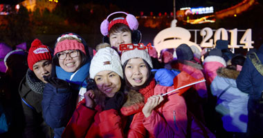   مصر اليوم - آلاف الصينيين يهرعون إلى المعابد للاحتفال في أول أيام عام الحصان