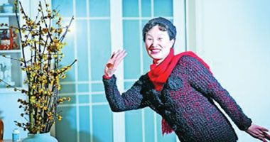   مصر اليوم - سيدة تقضى 11 عاما فى حياكة معطف وقبعة لزوجها من شعرها