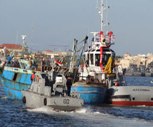 مصر اليوم - تعطّل مركّب صيّد مصريّ قُبالة سواحل مطروح