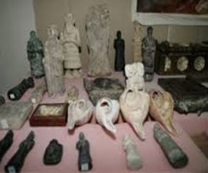   مصر اليوم - ضبّط 935 قطعّة أثريّة داخل  منزل في الجيّزة