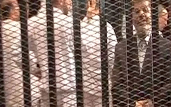   مصر اليوم - تأجيل محاكمة مرسي إلى جلسة 4 فبراير لتشكيل لجنة لفحص الأحراز وكتابة تقرير بشأنها