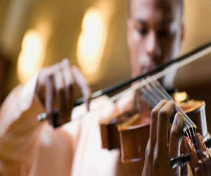   مصر اليوم - عرض مكافأة قيمتها 100 ألف دولار لاستعادة كمان مسروق