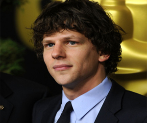   مصر اليوم - الممثل جيسي أيزنبورغ عدو باتمان وسوبرمان