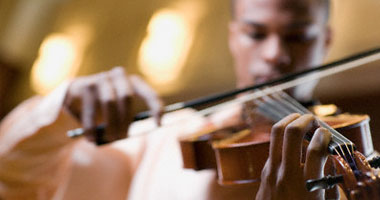   مصر اليوم - عرض مكافأة قيمتها 100 ألف دولار لاستعادة كمان مسروق