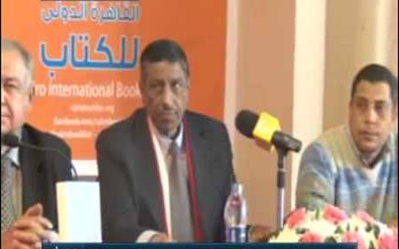   مصر اليوم - المليجي يناقش مضمون كتاب اختطاف ثورة وتمزيق وطن في معرض الكتاب