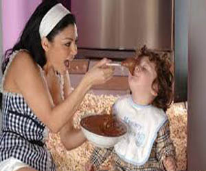   مصر اليوم - الامهات من الطبقة المتوسطة ببريطانيا يتركن العمل لرعاية أطفالهن