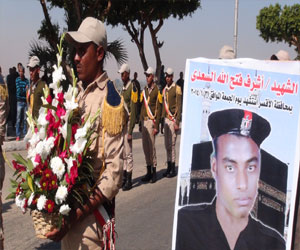   مصر اليوم - الأقصر تُودِّع قتيل الشرطة في تفجيرات القاهرة في جنازة عسكريَّة