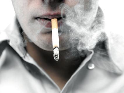 مصر اليوم - رجل يرفض تسليم نفسه للشرطة قبل إنهاء سيجارة الحشيش