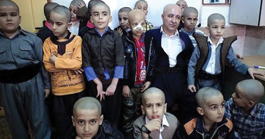 مصر اليوم - معلم إيرانى وتلاميذه يحلقون رؤوسهم تضامنا مع زميلهم المريض