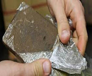 مصر اليوم - ضبط 9 قطع من مخدِّر الحشيش بحوزة عاطل في الغردقة