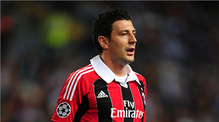   مصر اليوم - مهاجم تورينو يهين مدافع الميلان