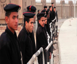   مصر اليوم - تكثيف أمني بمحيط أكاديمية الشرطة قبل بدء ثالث جلسات محاكمة مرسي