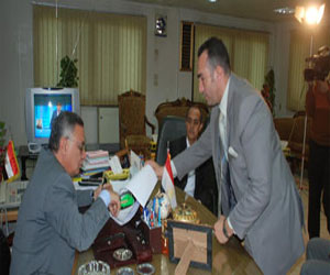   مصر اليوم - محافظ سوهاج يعقد اجتماعاً لمناقشة توريد القمح للصوامع بطهطا