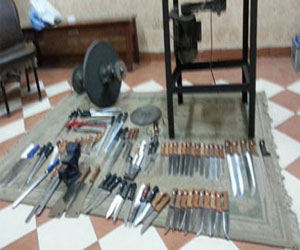   مصر اليوم - ضبط أكبر ورشة لتصنيع الأسلحة البيضاء في دراو في أسوان